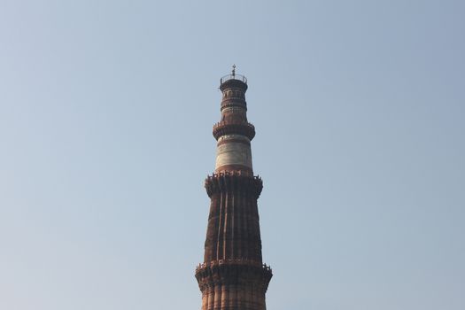 qutub minar standing in blue sky

