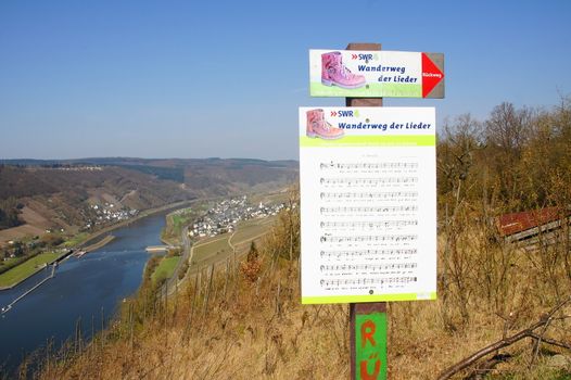 Schild am Wanderweg der Lieder bei Enkirch an der Mosel
