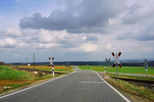 schrankenloser Bahnübergang