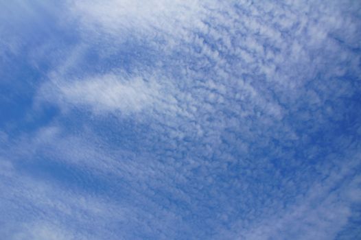 blauer Himmel mit leichter Bewölkung