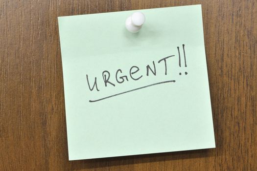 post it note with urgent! word
