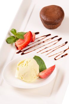 The vanilla ice cream with fresh strawberries