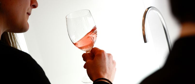 France-Aquitaine-Gironde-33-Beychac et Cailleau.Dégustation de vin à la Maison des Bordeaux et Bordeaux supèrieurs.Dégustation de vin rosé.