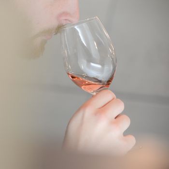 France-Aquitaine-Gironde-33-Beychac et Cailleau.Dégustation de vin à la Maison des Bordeaux et Bordeaux supèrieurs.Dégustation de vin rosé.