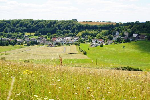 Immerath in der Eifel in einer alten Kratermulde
