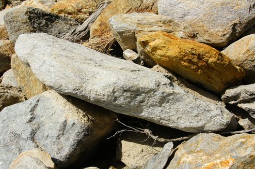 große Steine am Ufer des Vernagtsees im Schnalstal in Südtirol