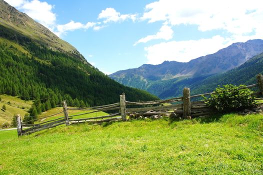 alter Holzzaun im Schnalstal in Südtirol