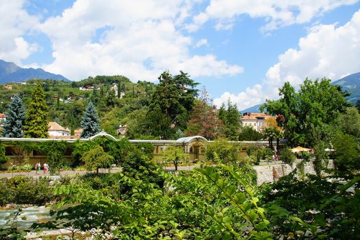 Kurstadt Meran in Südtirol mit Wandelgang an der Passer