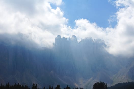 Latemarstock in den Dolomiten im Gegenlicht
