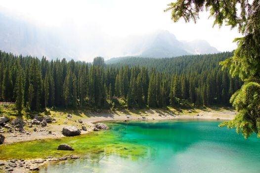 Karersee in den Dolomiten in Südtirol