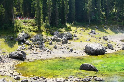 Teil des Karersees in den Dolomiten in Südtirol