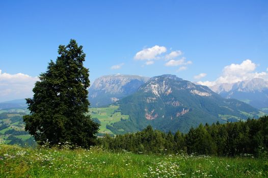 Landschaft mit Schlern am Rand der Dolomiten
