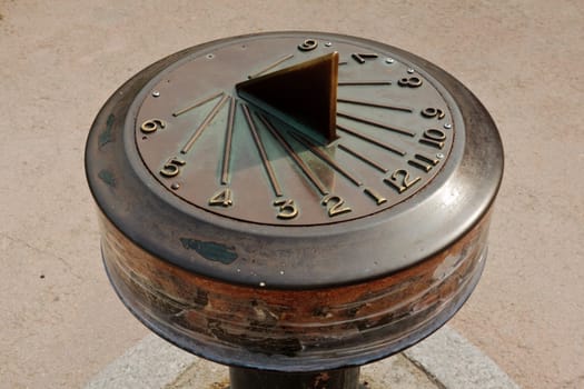 Solar clock showing time four o'clock