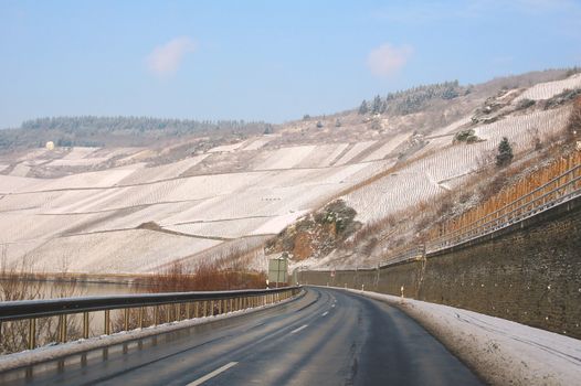 B 53 near Kröv, the vineyards above the high wall are covered with snow