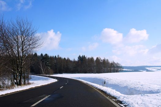 Road to Raversbeuren in the Hunsrück, the landscape is covered with snow