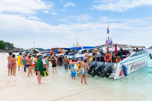 SIMILANS ISLANDS, THAILAND - MARCH 18, 2014: Tourists go on board the speed boat on the beach of Ko Miang island, Mu Ko Similan National Park 