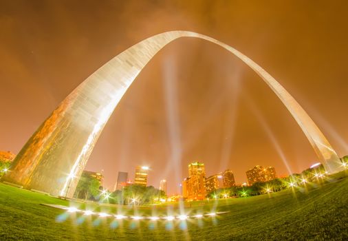 saint louis gateway arch and downtown skyline