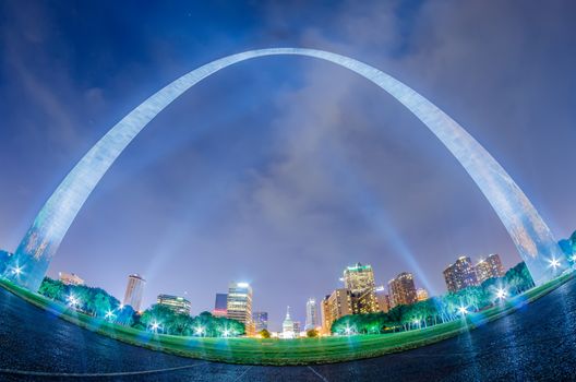 saint louis gateway arch and downtown skyline