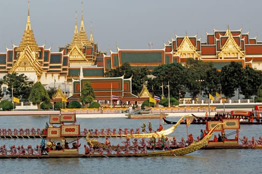 BANGKOK, THAILAND-MAY 5: Decorated barge parades at the Chao Phraya River in front of Wat Arun during Fry the Kathina ceremony cloth of Royal Barge Procession on May 5, 2006 in Bangkok,Thailand