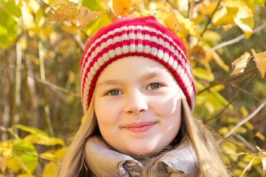 Autumn photo of beautiful girl in red hat
