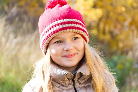 Autumn photo of beautiful girl in red hat