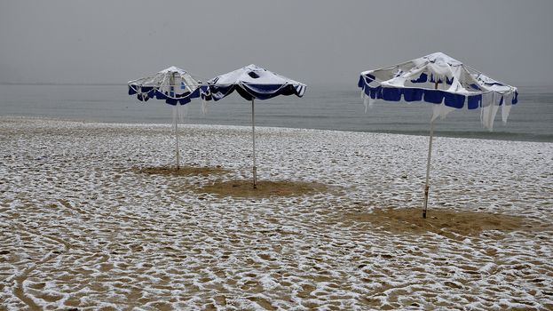 The snow covers the beaches of the Black Sea 