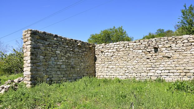 A traditional stone wall in Avren