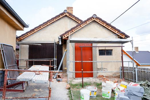 Construction or repair of the rural house, fixing facade, insulation and using color