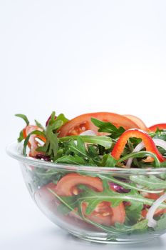 Healthy green salad, with tomatoes, pepper, onion and rucola. 