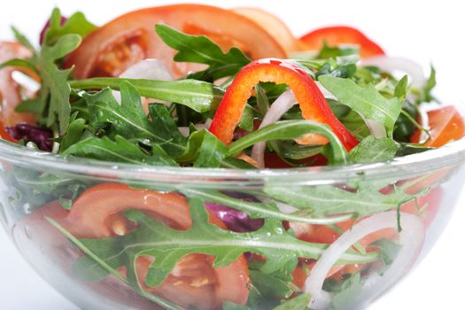 Healthy green salad, with tomatoes, pepper, onion and rucola. 