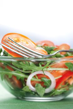 Healthy green salad, with tomatoes, pepper, onion and rucola. 