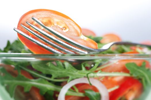 Healthy green salad, with tomatoes, pepper, onion and rucola. 