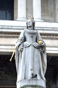Statue of queen victoria outside st pauls