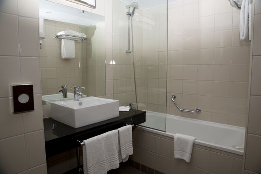 Standard bathroom with sink and bad in a hotel room 