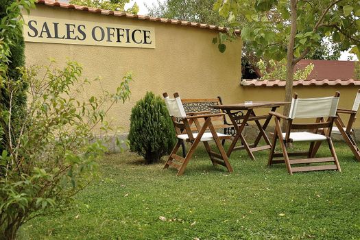 The summer by the Black Sea makes it possible to move the office out into the garden