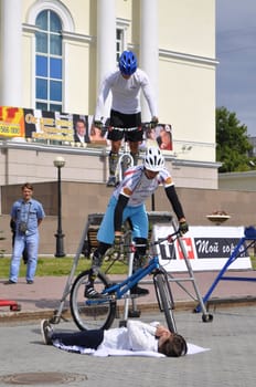 Timur Ibragimov and Mikhail Sukhanov � champions of Russia on a cycle trial, act in Tyumen on a holiday the City Day 26.07.2014�