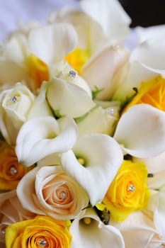 Brides flowers are yellow and white.