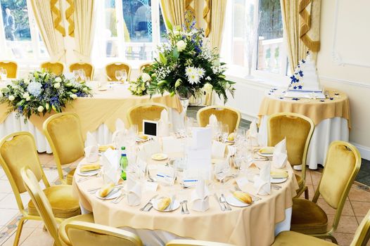 Table decorations at wedding reception with flowers and cake