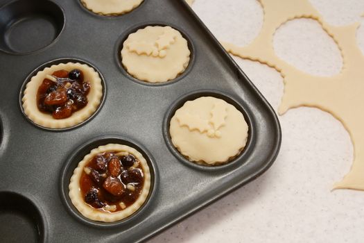 Process of making mince pies with pastry and traditional mincemeat filling