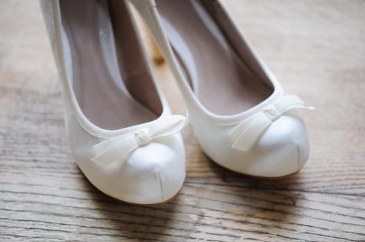 Brides white shoes with bow