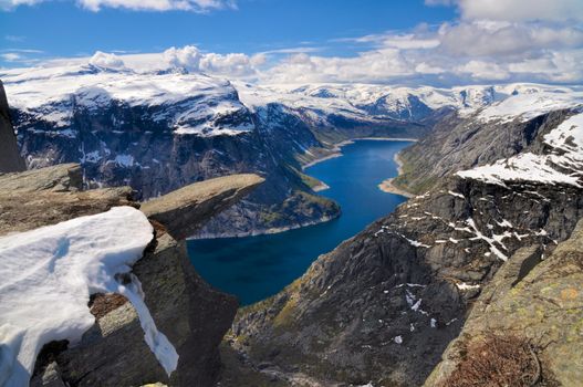 Panoramic view of Trolltunga and the surrounding mountains covered in snow