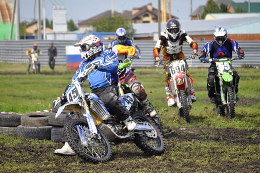 Cross-country race. Motorcyclists on motorcycles enter turn