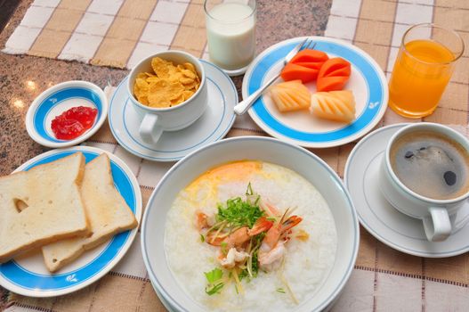 set of american breakfast on table .