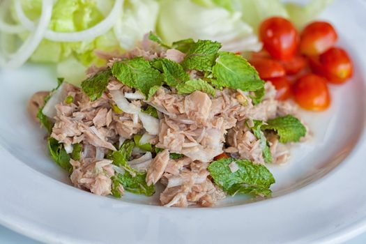 fresh chopped tuna salad with spinach