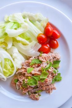 fresh chopped tuna salad with spinach