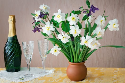 Beautiful large flowers of narcissuses in a vase on a table 