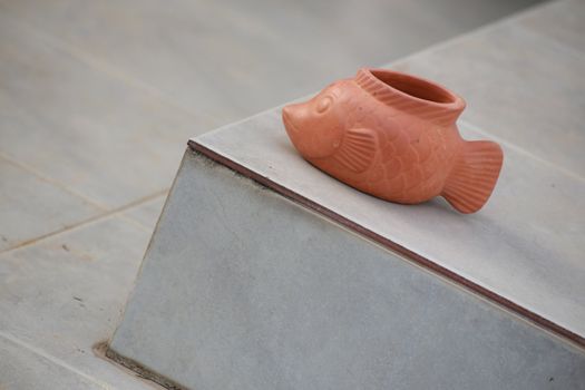 A sculpture of fish is on one step of the stair.