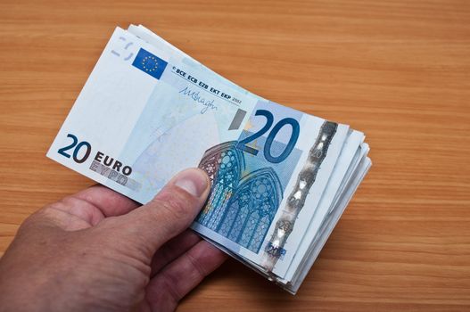 man pay with banknot of twenty euros