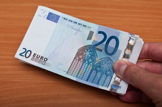 man pay with banknot of twenty euros