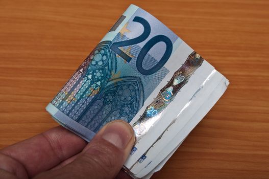 man pay with banknot of twenty euros